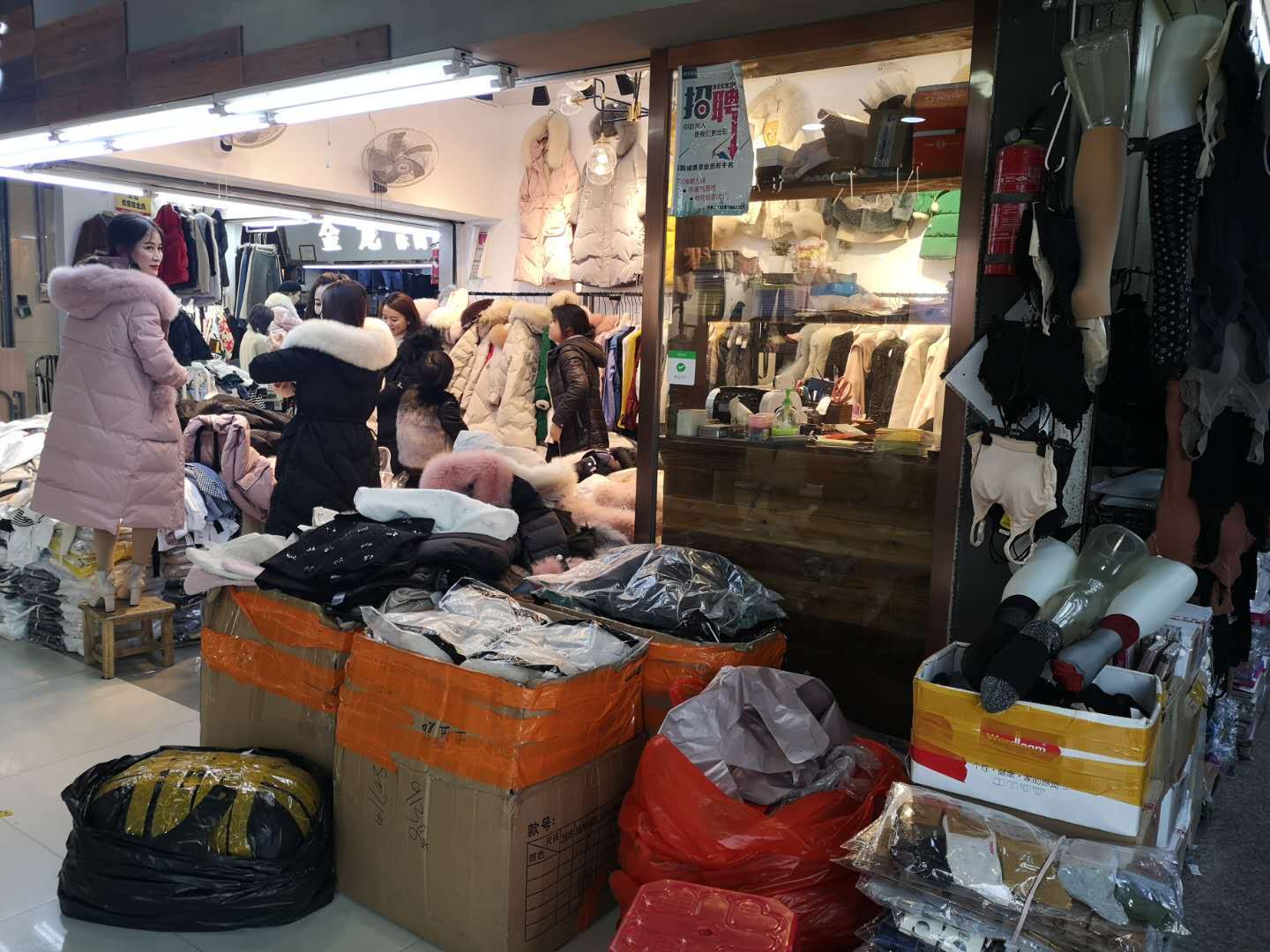 溫州服裝批發市場里逛了逛,年底了人特別多